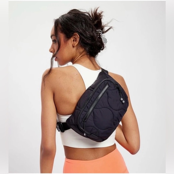 VERA BRADLEY || Black Quilted Belt Bag. OS - Picture 2 of 12